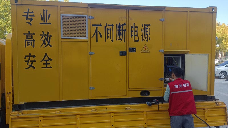 平塘柴油发电机组和UPS电源配合使用时，如何避免切换过程中的电力中断？